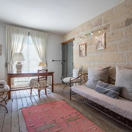 Holiday home Les Volets Bleus-maillane *