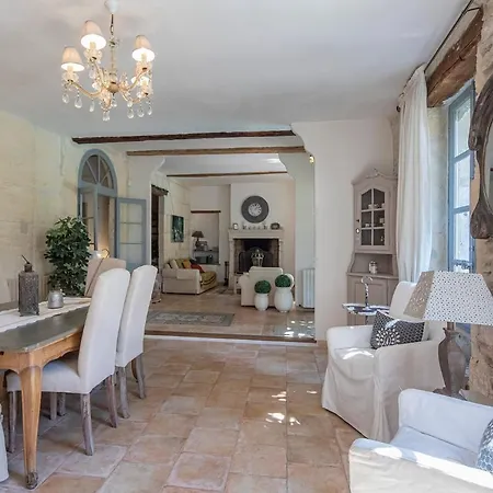 Les Volets Bleus-maillane Holiday home